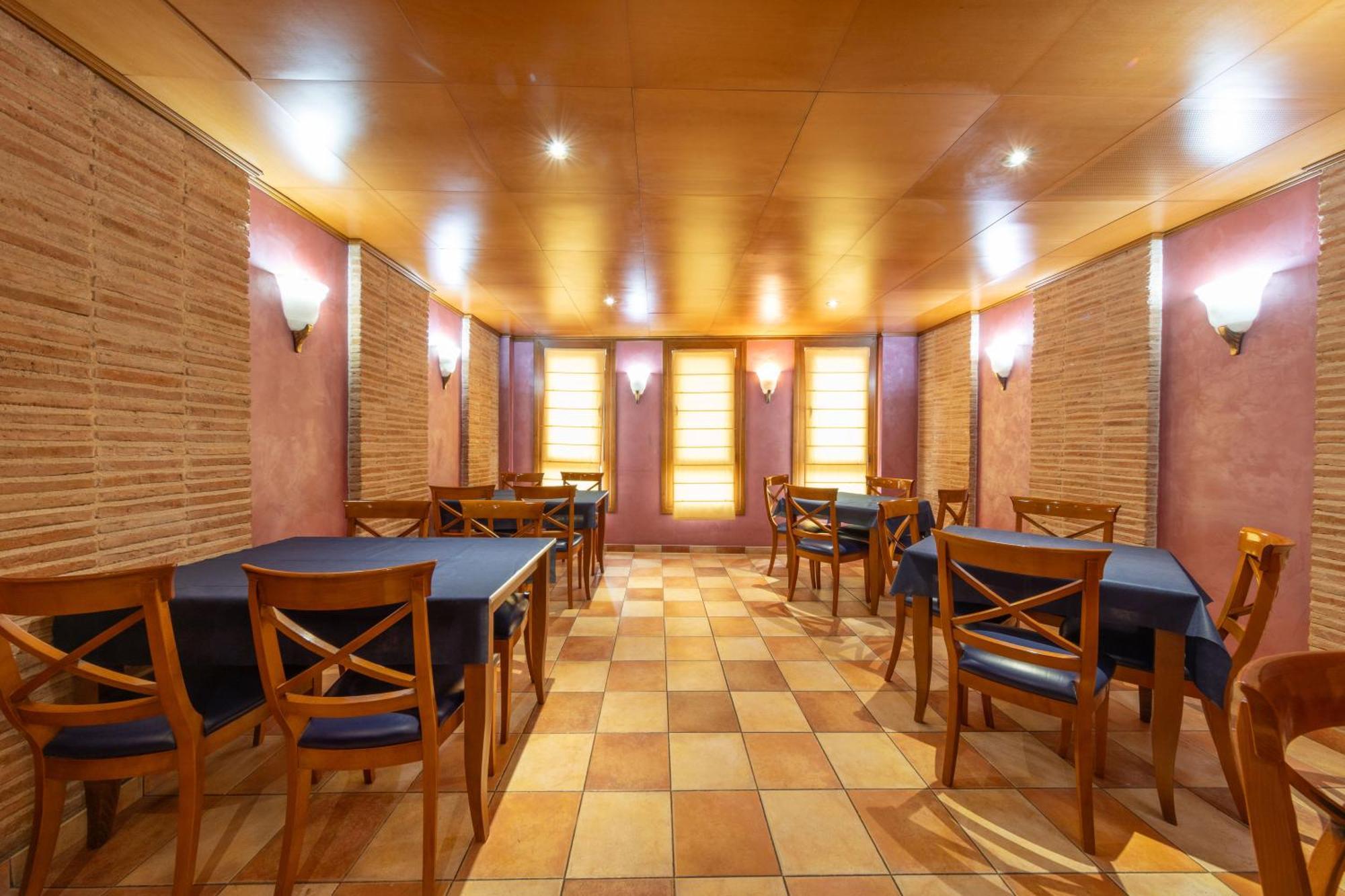 Hostal Sin Recep24H Puerta De La Villa - Pet Friendly & Restaurante Almazán Esterno foto
