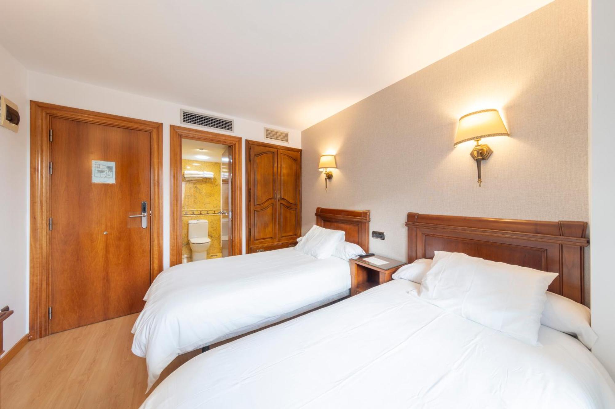 Hostal Sin Recep24H Puerta De La Villa - Pet Friendly & Restaurante Almazán Esterno foto