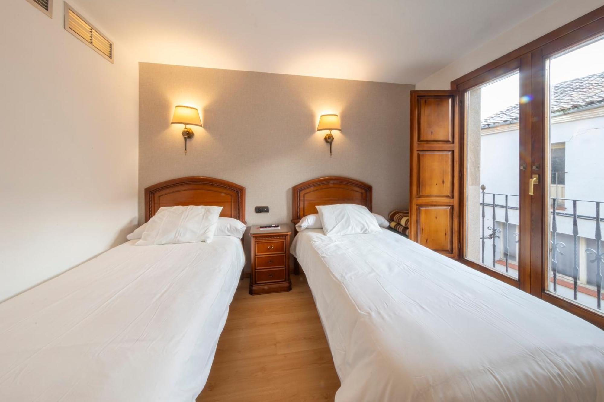 Hostal Sin Recep24H Puerta De La Villa - Pet Friendly & Restaurante Almazán Esterno foto