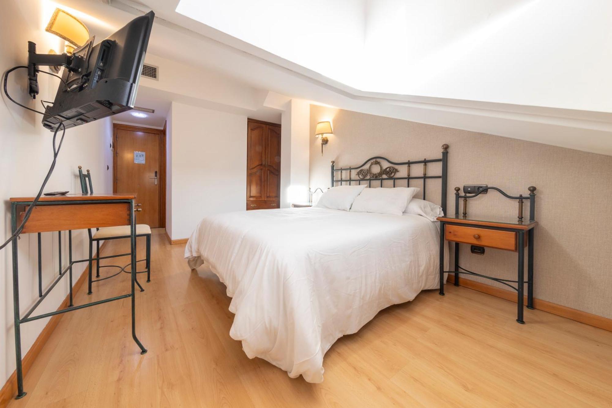 Hostal Sin Recep24H Puerta De La Villa - Pet Friendly & Restaurante Almazán Esterno foto