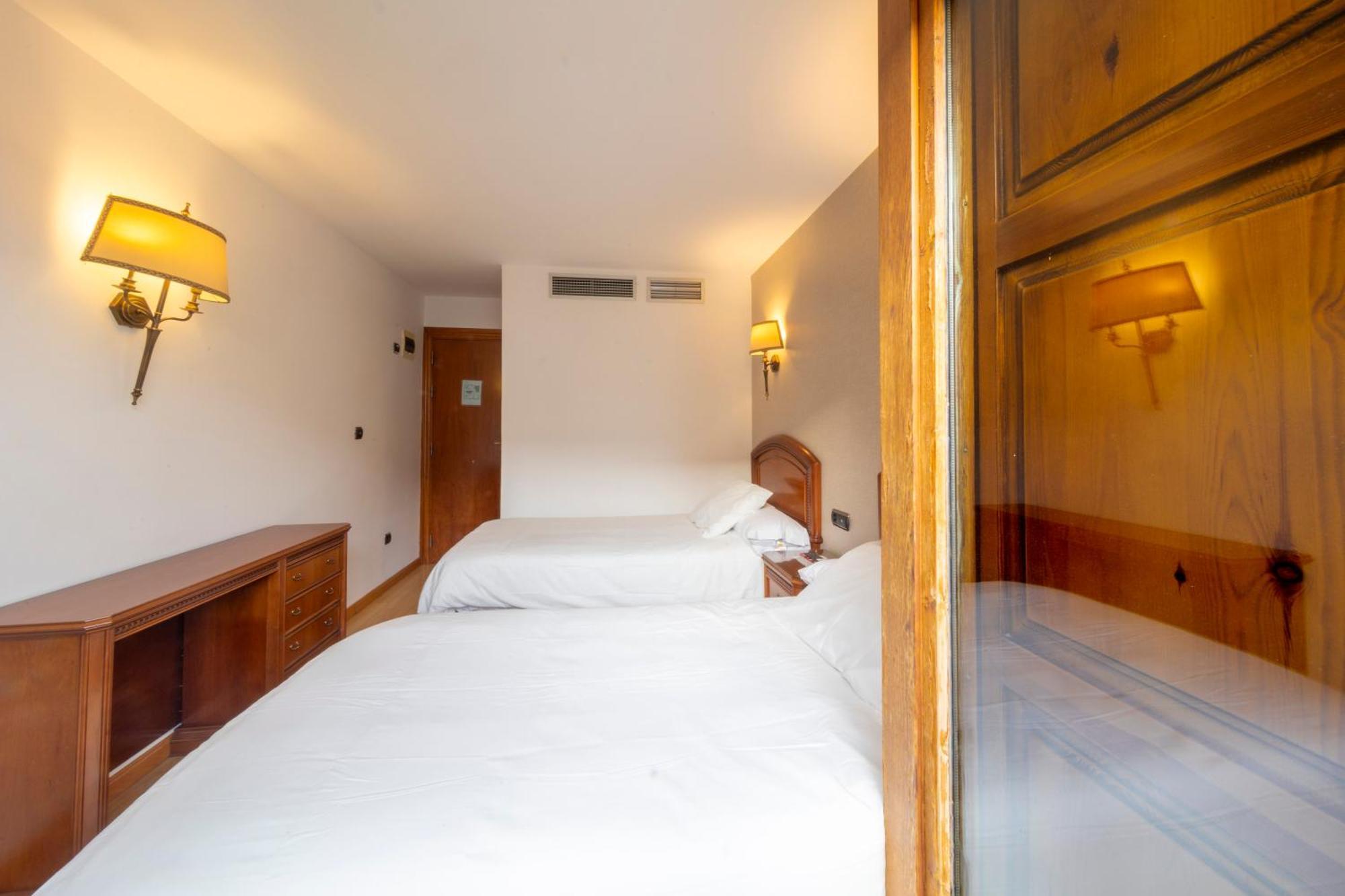Hostal Sin Recep24H Puerta De La Villa - Pet Friendly & Restaurante Almazán Esterno foto