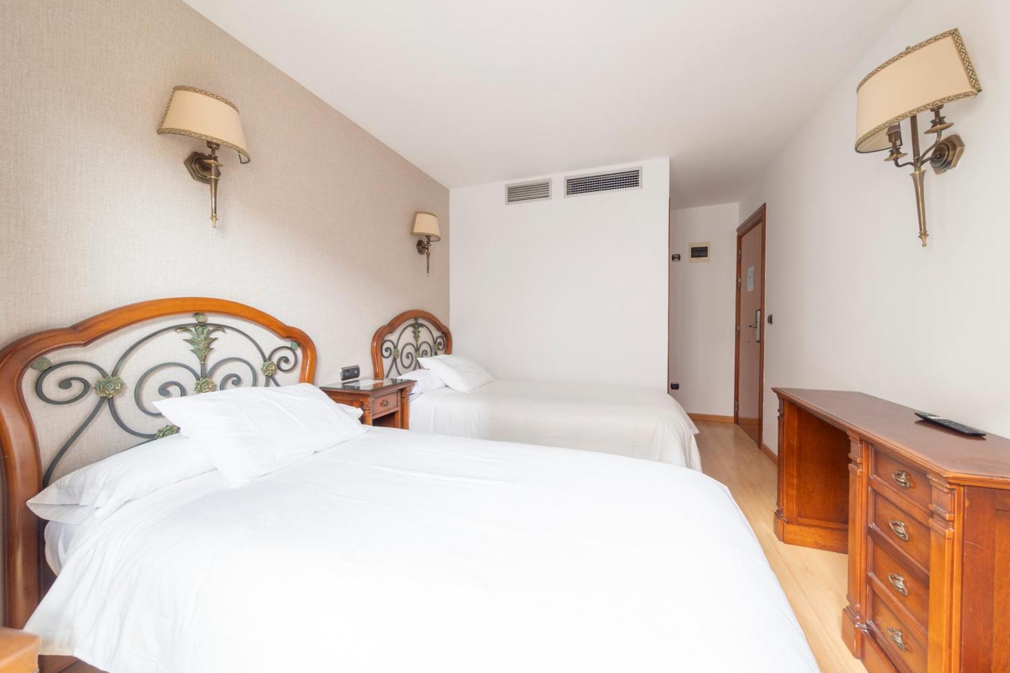 Hostal Sin Recep24H Puerta De La Villa - Pet Friendly & Restaurante Almazán Esterno foto