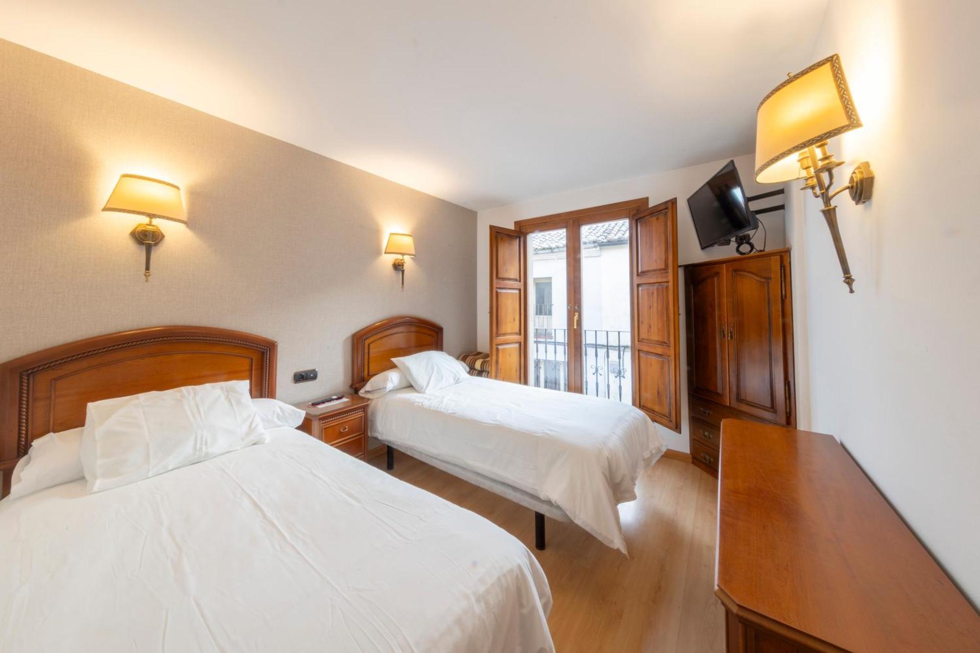 Hostal Sin Recep24H Puerta De La Villa - Pet Friendly & Restaurante Almazán Esterno foto