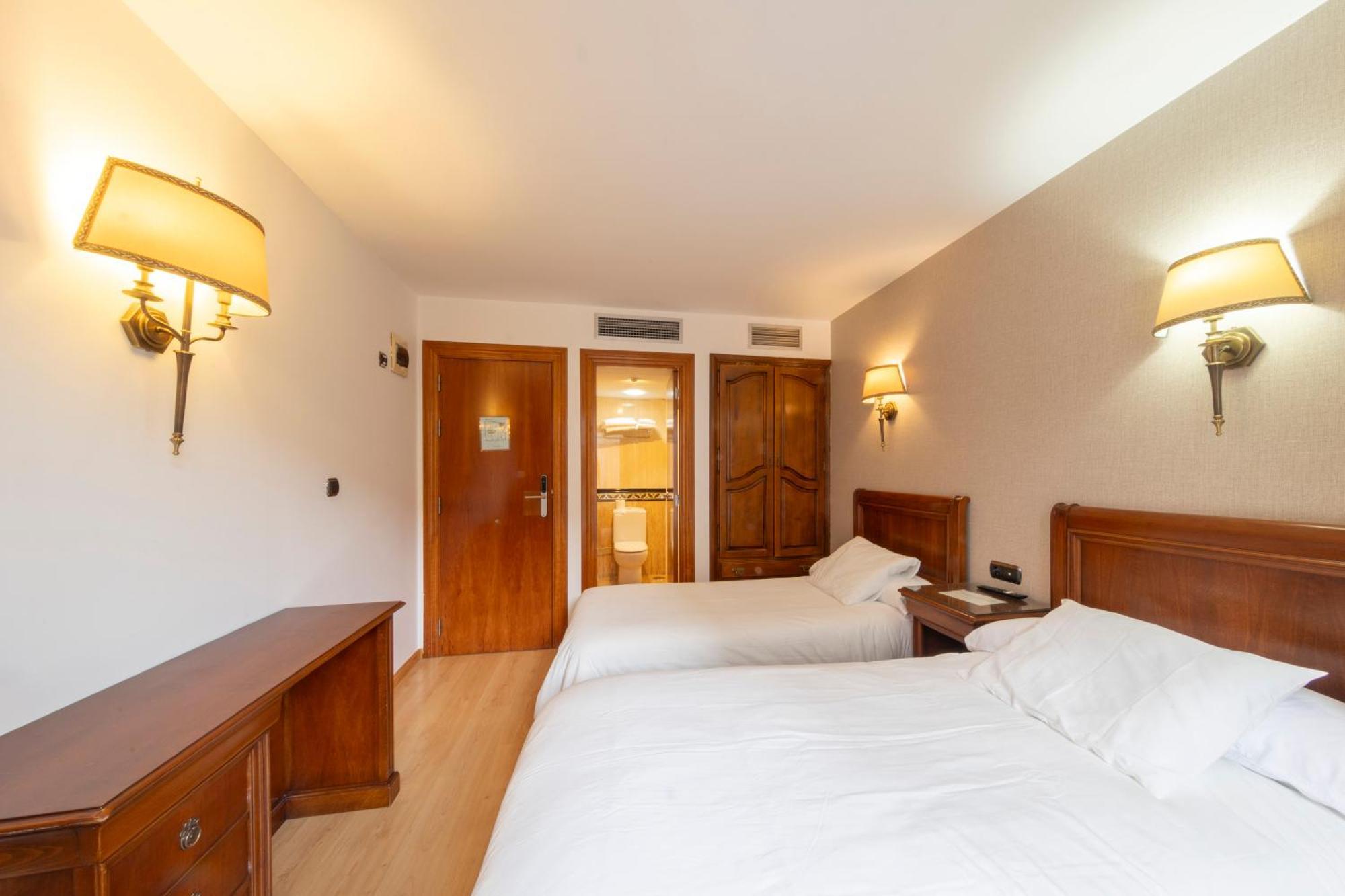 Hostal Sin Recep24H Puerta De La Villa - Pet Friendly & Restaurante Almazán Esterno foto
