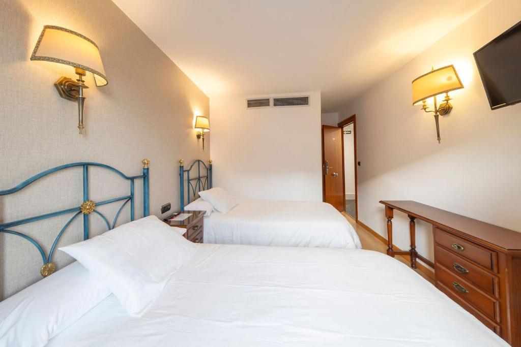 Hostal Sin Recep24H Puerta De La Villa - Pet Friendly & Restaurante Almazán Esterno foto